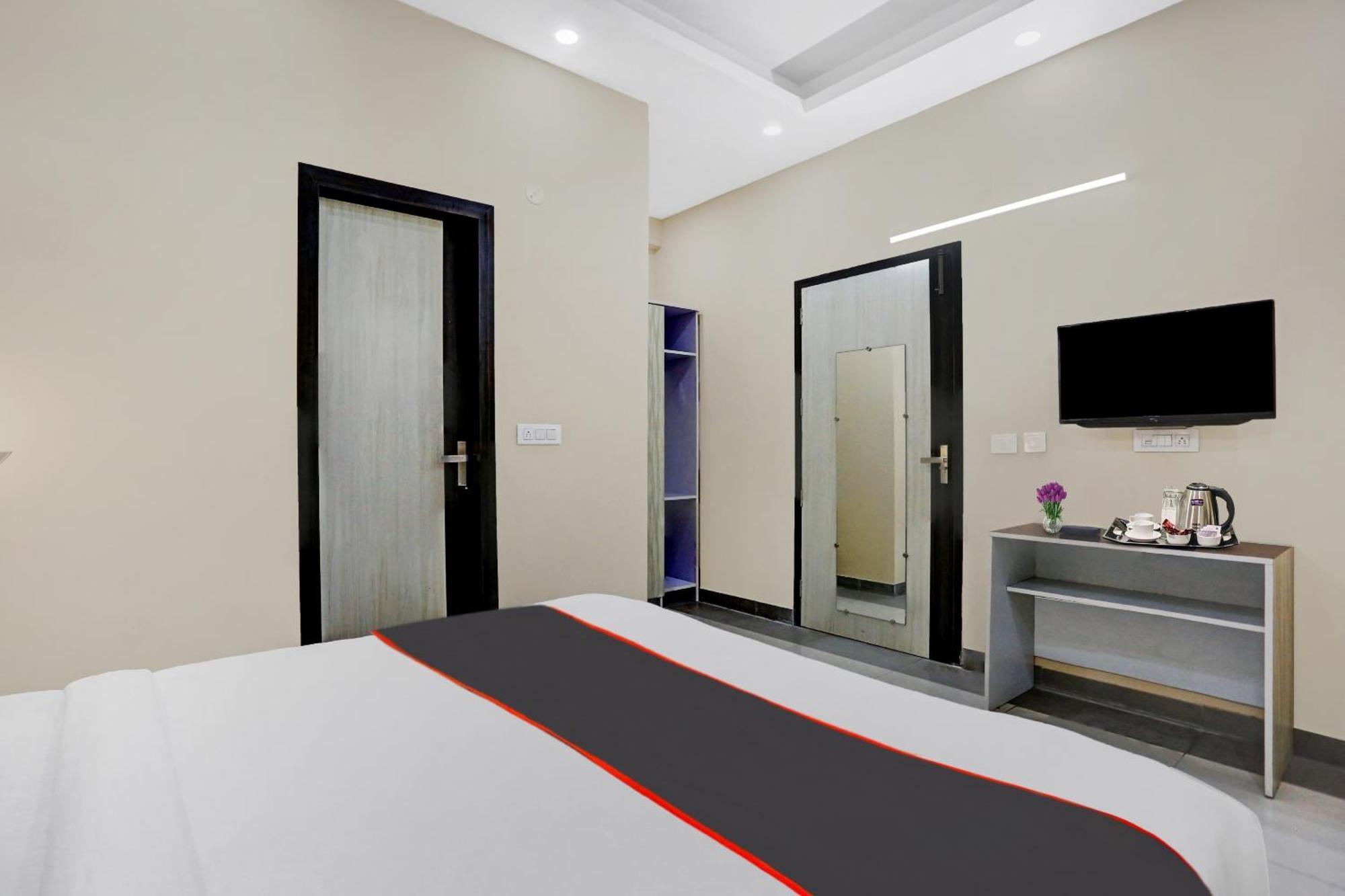 Hotel Collection O Metro View Ashok Vihar Near Shalimar Bagh Metro Station Nueva Delhi Exterior foto
