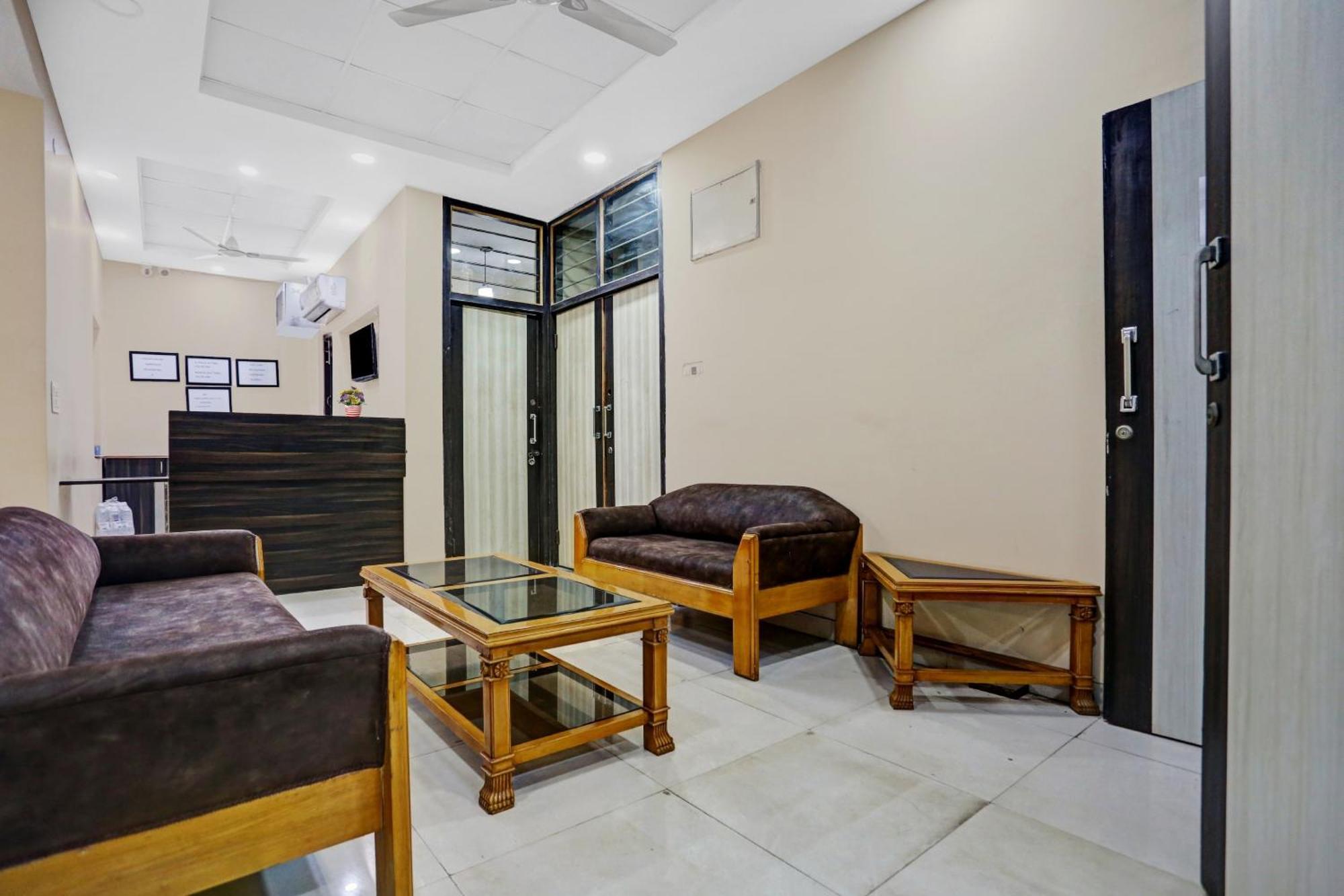 Hotel Collection O Metro View Ashok Vihar Near Shalimar Bagh Metro Station Nueva Delhi Exterior foto