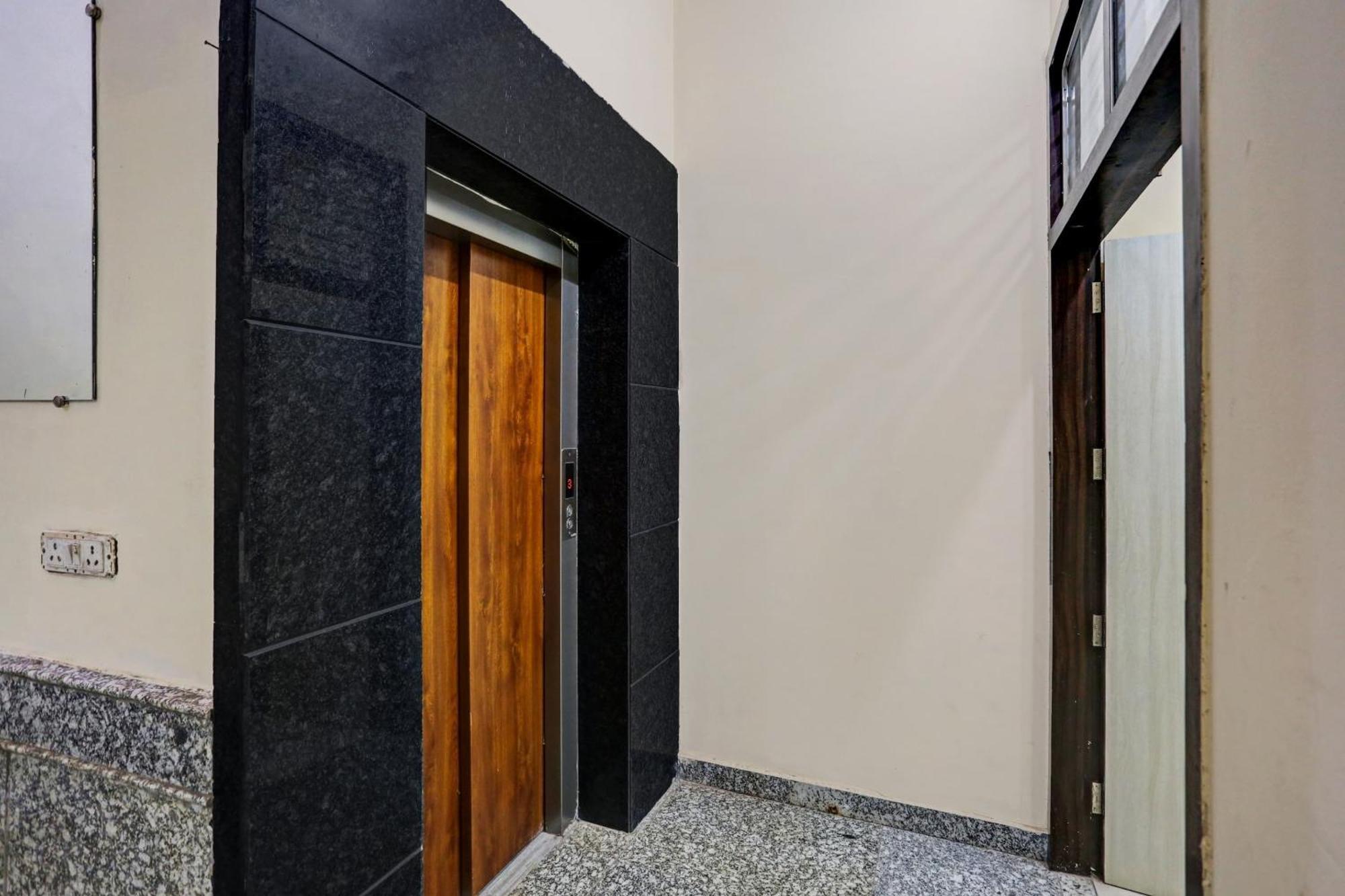 Hotel Collection O Metro View Ashok Vihar Near Shalimar Bagh Metro Station Nueva Delhi Exterior foto