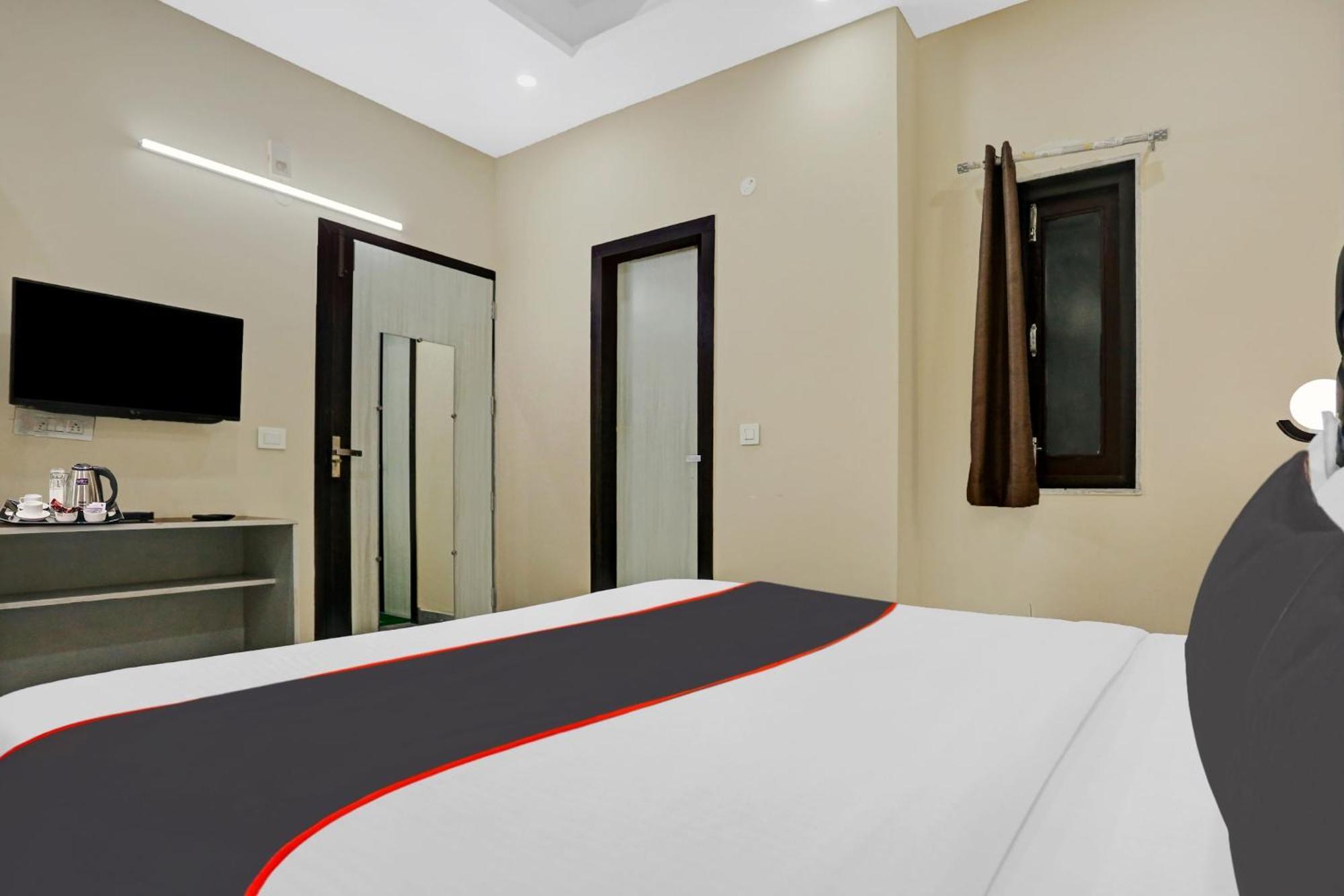 Hotel Collection O Metro View Ashok Vihar Near Shalimar Bagh Metro Station Nueva Delhi Exterior foto