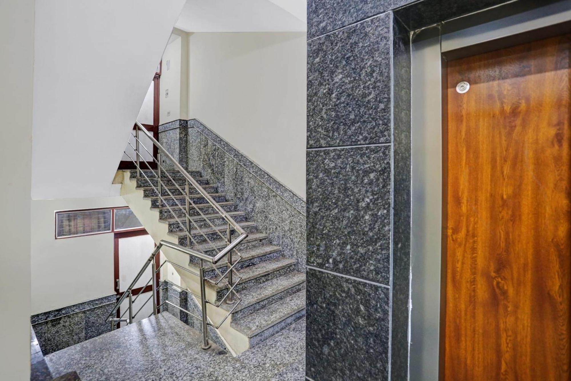 Hotel Collection O Metro View Ashok Vihar Near Shalimar Bagh Metro Station Nueva Delhi Exterior foto